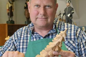 Niederwürschnitzer zeigen ihr Können - Heiko Landmann vom Schnitzverein Neuoelsnitz hat die Kunst des Schnitzens im Vereinshaus gezeigt.