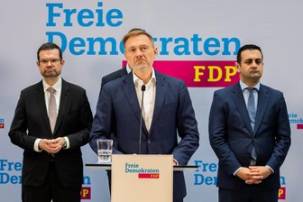 „Niemand glaubt Euch“, „Totalschaden“: Netz-Spott über FDP - Generalsekretär tritt zurück - Christian Lindner (FDP, M), scheidender Bundesminister der Finanzen und FDP-Bundesvorsitzender, äußert sich in der FDP-Parteizentrale bei einer Pressekonferenz. Im Hintergrund stehen Marco Buschmann (FDP, l), scheidender Bundesminister der Justiz, und Bijan Djir-Sarai, FDP-Generalsekretär, der mittlerweile zurückgetreten ist.