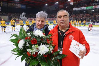 „Niemand ist größer als der Verein – doch du bist verdammt nah dran“: So reagiert Lutz Höfer auf ein Banner aus Fankurve der Eispiraten Crimmitschau - Sie haben sich vor dem letzten Heimspiel der Saison über viel Applaus gefreut: Kerstin und Lutz Höfer.
