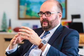 „Niemand muss die Sorge haben, seinen Arbeitsplatz zu verlieren“: Sachsens Finanzminister Piwarz zu Stellenabbau, Neuverschuldung und Rentenstreit - Seit knapp einem Jahr Sachsens Finanzminister: der inzwischen 50-jährige CDU-Politiker Christian Piwarz.
