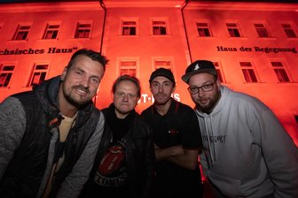 "Night of Lights": Veranstaltungsbranche sendet auch im Erzgebirge Notsignal - Rico Einenkel, Georg Martin, Randy Reichel, Sebastian Seidel (v.l.) kamen am Eventhaus Bärenstein zusammen. Ohne Musik zu machen. Um ein Zeichen zu setzen.
