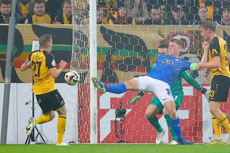 Niklas Hauptmann: Wir sind heute ans absolute Maximum gegangen: Die Stimmen zum mitreißenden Pokalduell Dynamo Dresden gegen Darmstadt 98 - Wieder eine gefährliche Aktion von Dynamo. Doch Darmstadts Clemens Riedel (re.) kann vor dem Dresdner Niklas Hauptmann klären.