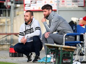 Co-Trainer Niklas Hoheneder (r.), im Gespräch mit Cheftrainer Christian Tiffert, verlängert beim Chemnitzer FC. Foto: Imago