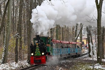 Nikolaus auf Schienen: So wird das 2. Adventswochenende in Chemnitz - Die Parkeisenbahn kommt am Wochenende mit Dampf durch den Küchwald und bringt den Nikolaus mit.