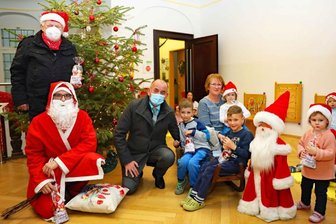 Nikolaus besucht das "Kinderland" - 