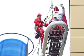 Nikolaus-Überraschung aus luftiger Höhe bringt in Zwickau Kinderaugen zum Leuchten - Ein als Nikolaus kostümierter Höhenretter der Berufsfeuerwehr Zwickau hat am Samstag Kinder und Jugendliche im Heinrich-Braun-Klinikum überrascht.