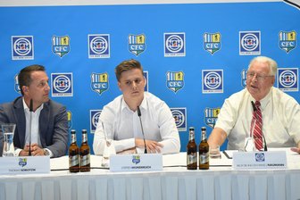 Niles Simmons Hegenscheidt neuer CFC-Hauptsponsor - Sportdirektor Thomas Sobotzik, CFC-Sprecher Steffen Wunderlich und Sponsor Hans J. Naumann von Niles Simmons Hegenscheidt