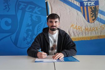 Nils Lihsek verlängert beim Chemnitzer FC - Nils Lihsek bei der Vertragsunterschrift im Stadion an der Gellertstraße.