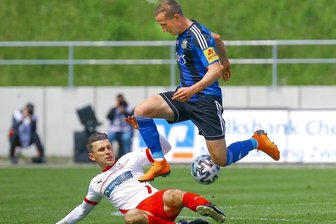Nils Miatke: Ein Jubiläumsspiel zum Abschied - Nils Miatke (am Boden) hat sich auch in seinem letzten Spiel für den FSV Zwickau nochmal voll reingehauen und kann in dieser Szene den Saarbrücker Markus Mendler vom Ball trennen.