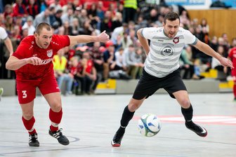 Nimmt der FC Werda die Halle ein? Hallenpokal im Vogtland verspricht beste Stimmung - Bei der letzten Auflage des Freie Presse Hallenpokals: Ruven Rittrich (rechts) vom FC Werda und Danny Kunath (VfB Plauen Nord) jagen hier dem Ball hinterher.
