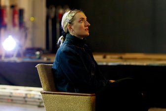 Nina Kummer: Erst Astrologie-Podcast, dann Chemtrail-Abwehrsäule im Garten? - 
