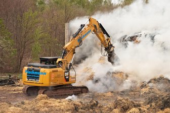 Nina-Warn-App warnt nach Scheunenbrand im Erzgebirge vor Rauchentwicklung - Bereits den ganzen Mittwoch lang dauerten die Löscharbeiten, bei den auch Bagger zum Einsatz kamen, an.