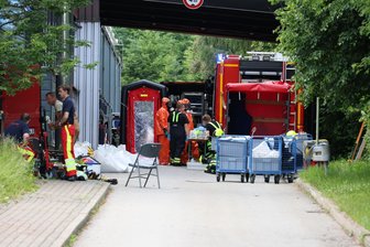 Nina-Warnung in Erzgebirge: Chemikalien treten in Industriebetrieb aus - Einen Feuerwehr-Einsatz hat es am Montag bei einem Galvanikbetrieb in Zwönitz gegeben.