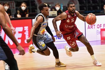 Niners bekommen gegen Merlins Crailsheim Grenzen aufgezeigt - Seine 13 Punkte reichten nicht: Frantz Massenat verlor mit seinen Niners Chemnitz das letzte Spiel des Jahres gegen Crailsheim mit 82:92. 