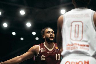 Niners Chemnitz: Anführer Kaza Kajami-Keane hofft auf sein Comeback im Derby gegen Weißenfels - Immer hoch konzentriert: Point Guard Kaza Kajami-Keane hat sich bei den Niners Chemnitz schnell zum Topspieler entwickelt. Foto: Ernesto Uhlmann