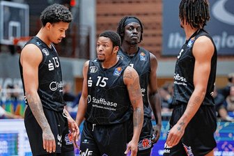 Niners Chemnitz: Auf der Gefühlsachterbahn durch Europa - Ratlos in Würzburg: Die Niners-Spieler Jason George, Wes Clark, Aher Uguak und Kevin Yebo (von links) nach der erneuten Niederlage. 