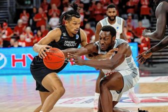 Niners Chemnitz: Auf Wiederholungsspiel folgt Endspiel - Erst am 2. November spielten die Niners um Nelson Weidemann (links) im Europe Cup in Bamberg und siegten mit 84:68.