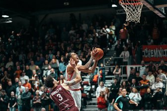 Niners Chemnitz bauen Siegesserie aus - Kevin Yebo im Spiel gegen Stargard.