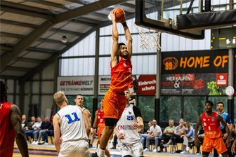 Niners Chemnitz beenden Vorbereitung mit einem klaren Sieg - Neuzugang Olivier Nkamhoua dunkt im Testspiel am Sonntagnachmittag gegen den polnischen Erstligisten aus Ostrow ein.
