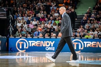 Niners Chemnitz beziehen Prügel im Spitzenspiel in Ulm - Trainer Rodrigo Pastore fliegt frustriert aus der Halle - Niners-Cheftrainer Rodrigo Pastore musste die Halle in Ulm nach zwei technischen Fouls kurz vor Ende des dritten Viertels verlassen. Sein Team kassierte im Spitzenspiel eine heftige Niederlage.