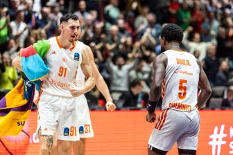 Niners Chemnitz brechen den Bann: Reife Leistung bringt gegen Ratiopharm Ulm den ersten Sieg nach zuvor vier Niederlagen in Serie - Yordan Minchev und Corey Davis bejubeln den Sieg über Ulm.