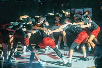 Niners Chemnitz: Das Personalkarussell dreht langsam an - Wer macht sich ab September auf diese Art für die Spiele heiß? Am Kader der Niners Chemnitz wird derzeit fleißig gebastelt.
