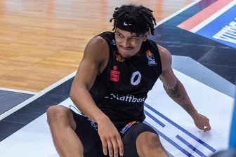 Niners Chemnitz: Dieser Sieg war teuer erkauft - Das tat weh: Niners-Spieler Nelson Weidemann nach seinem unglücklichen Aufprall auf den Arm. Er wird länger ausfallen.