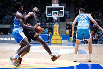 Niners Chemnitz: Drei Gründe für die Niederlage bei den Frankfurt Skyliners - John Newman (am Ball im Duell gegen den Ex-Niners-Spieler William Christmas) erlebte am Samstag einen besonders bitteren Abend.