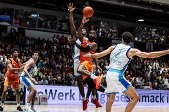 Niners Chemnitz entgehen Blamage: Knapper Sieg gegen die Frankfurt Skyliners hält sie im Play-in-Rennen - Corey Davis im Spiel der Niners Chemnitz gegen Frankfurt.