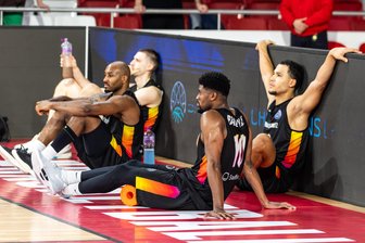 Niners Chemnitz erreichen die nächste Runde in der Champions League: am Ziel - und doch am Boden - Der Einzug in die nächste Runde war DeAndre Lansdowne, Jonas Richter, Victor Bailey und Nicholas Tischler nach der Niederlage in Lissabon herzlich egal.