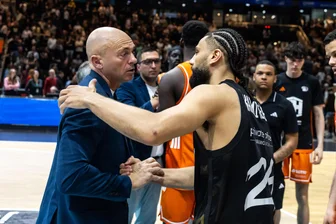 Niners Chemnitz: Ex-Kapitän erhält bitterbösen Brief von Fans – und reagiert auf bemerkenswerte Weise - Nach dem Sieg gegen die Niners Chemnitz ging Ex-Kapitän Kaza Kajami-Keane zu seinem ehemaligen Coach Rodrigo Pastore und schüttelte ihm freundschaftlich die Hand.