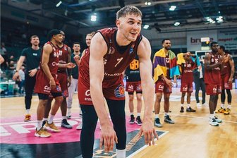 Niners Chemnitz fahren mit bester Laune zum Ostderby - Jonas Richter "musste" nach einer starken Leistung in Bayreuth zur Laola mit den Fans antreten.