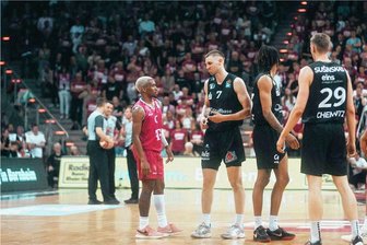 Niners Chemnitz gegen Bonn: Kapitel drei wird wohl das Letzte sein - In diesem Duell ist der Goliath der Kleinere: Bonns Spielmacher T.J. Shorts (links) hat mit seinem Team den Niners um Kapiän Jonas Richter zwei Mal die Grenzen aufgezeigt.