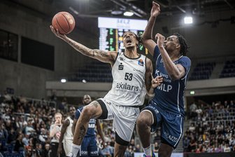 Niners Chemnitz gegen die MLP Academics Heidelberg in den Playoffs: Das dürfte spannend werden - Im Hauptrundenspiel in Heidelberg kassierten die Niners um Kevin Yebo (links, hier gegen Osun Osunniyi) eine 66:81-Niederlage.