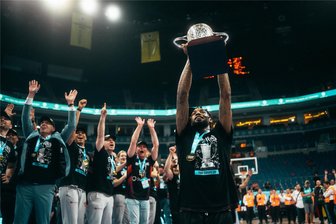 Niners Chemnitz: Gegen diese Teams geht es bei der Premiere in der Champions League - Ende April konnten die Niners Chemnitz ihre starke Saison mit dem Gewinn des Fiba Europe Cup in Istanbul krönen. Hier reckt Jeff Garrett den Pokal in die Höhe. Er wird auch in der neuen Saison in Chemnitz spielen, dann auch in der Champions League.