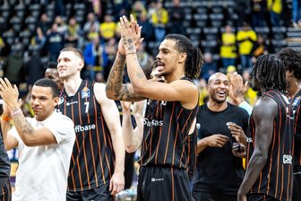 Niners Chemnitz gehen als Gejagte in die erste „Woche der Wahrheit“ - Das Jubeln ist zur liebgewonnenen Routine geworden für die Niners um Kevin Yebo (Mitte) – so wie hier nach dem Sieg am Sonntag in Oldenburg.
