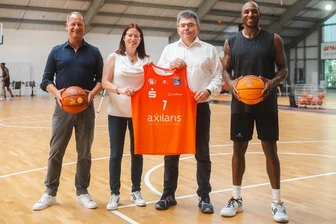 Niners Chemnitz gehen mit neuem Trikotsponsor und nun komplettem Kader in die neue Saison - Ganz in Orange: Das neue Heimtrikot der Niners Chemnitz wurde von Steffen Herhold (Geschäftsführer Niners), Nicole Lorenz und Thomas Schumann (beide Geschäftsführer von Axilaris) sowie Spieler DeAndre Lansdowne präsentiert.