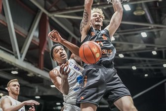 Niners Chemnitz gewinnen auch das zweite Ostduell in der Vorbereitung auf die neue Saison - Die Niners Chemnitz um Neuzugang Julian Steinfeld haben am Mittwochabend ein intensives Testspiel gegen den Mitteldeutschen BC aus Weißenfels bestritten.