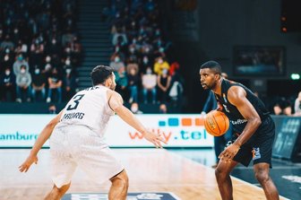 Frantz Massenat von den Niners am Ball.