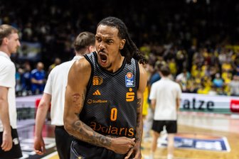 Niners Chemnitz gewinnen bei Alba Berlin: „Das ist ein Sieg für die Fans und von den Fans“ - Raus mit allem Frust und aller Freude: Kevin Yebo nach dem 84:82-Sieg seiner Niners Chemnitz bei Alba Berlin.