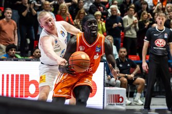 Niners Chemnitz gewinnen das spannende Ostderby: Welchen Anteil der neue Kapitän Aher Uguak an diesem wichtigen Sieg hat - Aher Uguak ging als neuer Kapitän der Niners Chemnitz voran – und das schon vor dem Derby gegen den MBC.