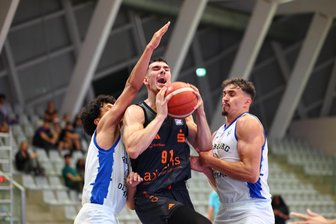 Niners Chemnitz gewinnen erstes Spiel des internationalen Vorbereitungsturnieres in der Schweiz deutlich - Yordan Minchev beim Testspiel der Niners gegen Fribourg.