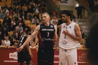 Niners Chemnitz gewinnen in Polen: Kampf auf der letzten Rille - Jonas Richter ist derzeit der einzig verbliebene deutsche Stammspieler der Niners, der wirklich fit ist. Beim Europe-Cup-Spiel in Stargard machte der Kapitän (hier mit Gegenspieler Mark Kotieno) 18 Punkte.