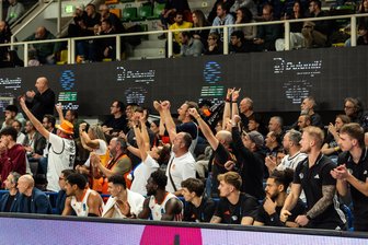 Niners Chemnitz gewinnen in Trento: Wie 17 Chemnitzer dafür sorgten, dass 11 Basketballer endlich wieder grinsend fliegen - Die 17 Ninersfans saßen in Trento direkt hinter der Chemnitzer Bank. Und sie machten Betrieb.