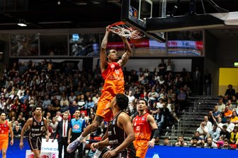 Niners Chemnitz gewinnen irren Krimi nach Verlängerung gegen die Bamberg Baskets - Die Niners Chemnitz um Kevin Yebo haben den Krimi gegen Bamberg gewonnen.