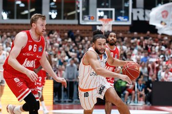 Niners Chemnitz gewinnen Krimi in Würzburg - Die Niners Chemnitz um Kaza Kajami-Keane wollen heute in Würzburg den neunten Sieg in Folge holen.