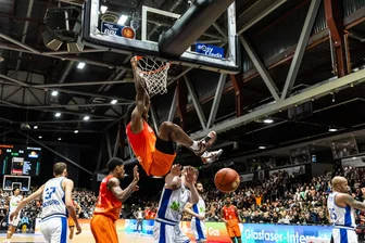 Niners Chemnitz gewinnen mit solidem Auftritt souverän gegen schwache Frankfurter - Jeff Garrett hängt nach einem Dunking am Korb. Er gewann mit den Niners Chemnitz das erste Spiel des Jahres gegen Frankfurt.