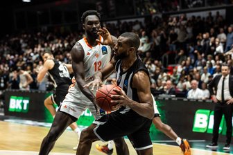 Niners Chemnitz gewinnen spektakuläres Europapokalspiel gegen Besiktas Istanbul - Amadou Sow im Spiel der Niners Chemnitz gegen Besiktas Istanbul.
