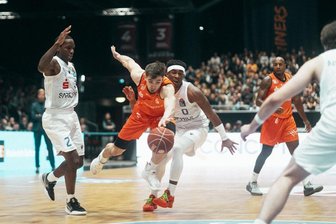 Niners Chemnitz gewinnen viertes Heimspiel in Folge - Wes Van Beck beim Kampf um den Ball