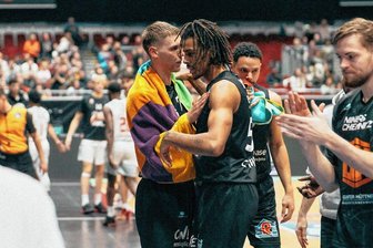 Niners Chemnitz hoffen auf "volle Hütte" zum Endspiel im Europe Cup - Niners-Kapitän Jonas Richter (links, hier mit Kevin Yebo) hatte nach der Niederlage gegen Bamberg viel Aufbauarbeit zu leisten.
